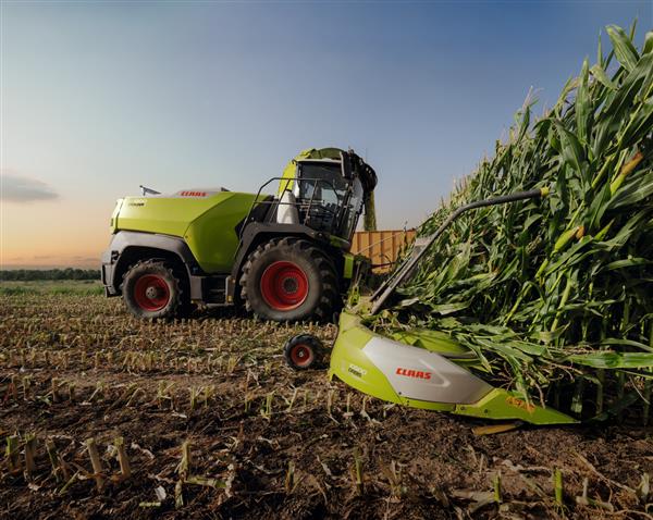 Claas Landtechnikmaschiene bei der Ernte