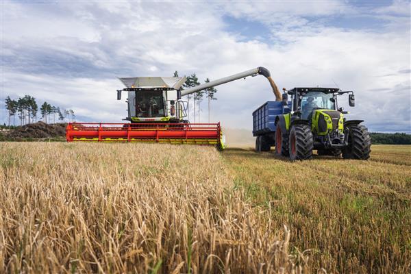 Claas Landtechnikmaschienen bei der Feldarbeit