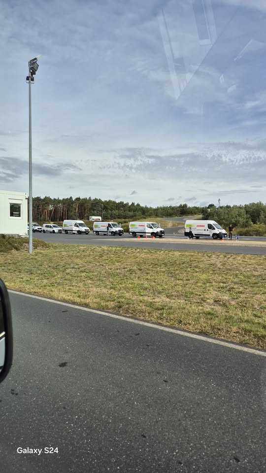 TWL beim Fahscicherheitstraining auf nasser Fahrbahn