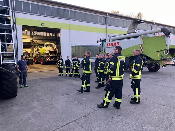 Feuerwehr bei der Inspektions unserer Landwirtschaftsfahrzeuge (Aufreihung vor dem Fahrzeug)