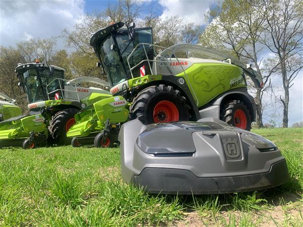 Ausstellung von 3 Landmaschienen unter dem Namen Jagur und einem Automover (Seitensnsicht rechts)
